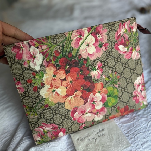 Gucci supreme monogram blooms cosmetic case 💗💗💗 - Picture 4 of 12